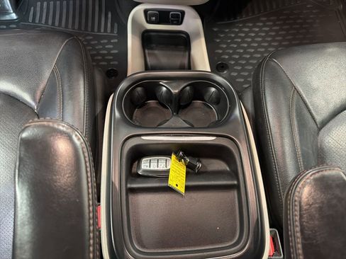 Used 2020 Chrysler Pacifica Touring-L image 22