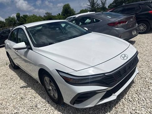 Used 2024 Hyundai Elantra SE FWD image 3