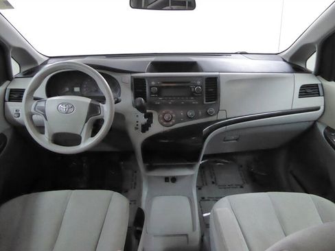 Used 2013 Toyota Sienna L image 7