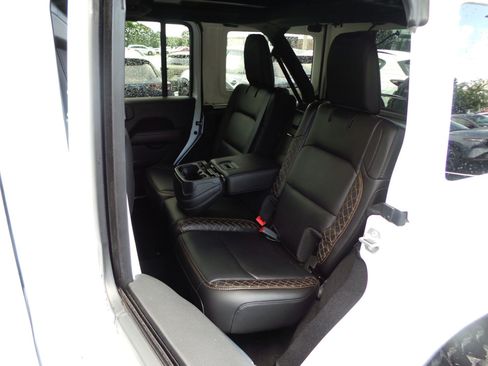 Used 2022 Jeep Wrangler Unlimited Sahara AWD/4WD image 15