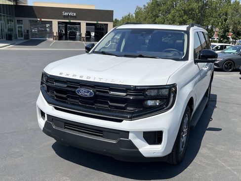 Used 2025 Ford Expedition Active AWD/4WD image 2