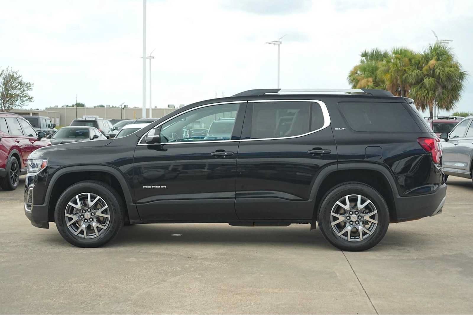 Used 2023 GMC Acadia SLT FWD image 3