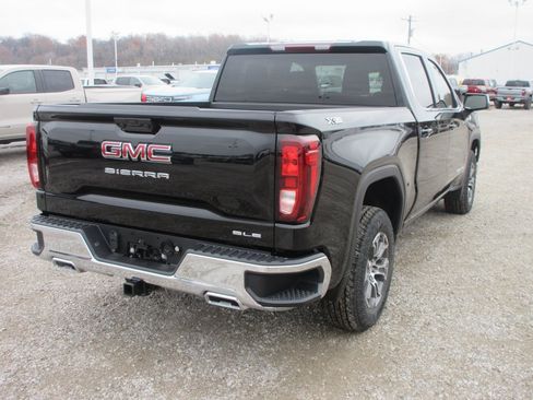 New 2026 GMC Sierra 1500 SLE image 5