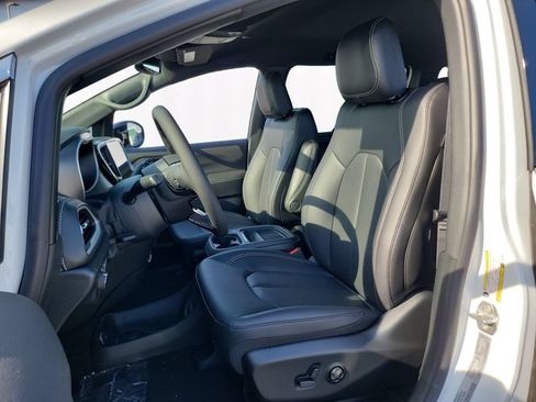 New 2027 Chrysler Pacifica Select w/ Family Tech Group FWD image 9