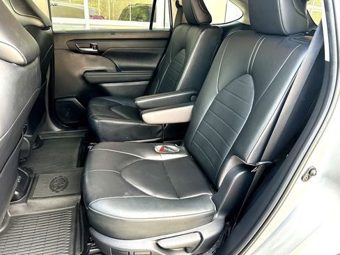 Used 2023 Toyota Highlander XLE FWD image 18