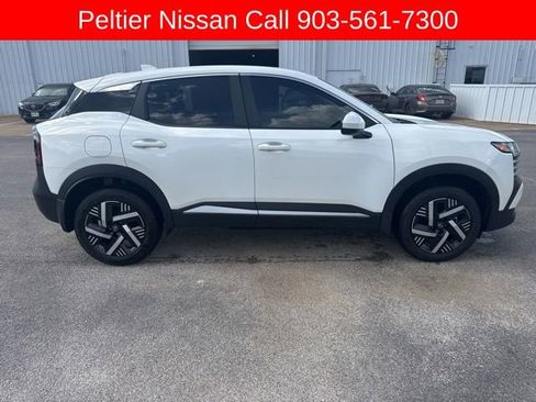 Used 2025 Nissan Kicks SV w/ Illumination Package image 2