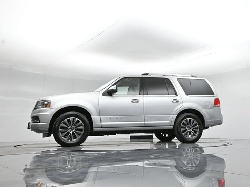 Used 2017 Lincoln Navigator Select RWD image 36