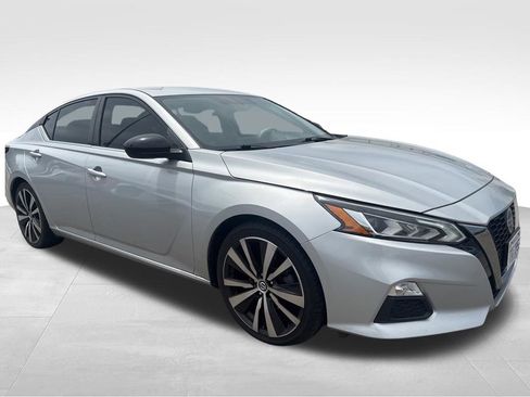 Used 2019 Nissan Altima 2.5 SR FWD image 14