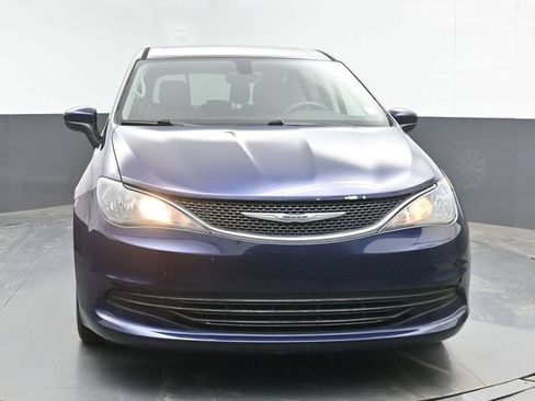 Used 2017 Chrysler Pacifica Touring w/ Tire & Wheel Group FWD image 3