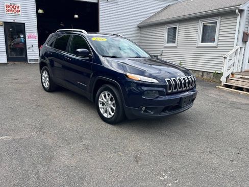 Used 2016 Jeep Cherokee Latitude w/ Cold Weather Group AWD/4WD image 11