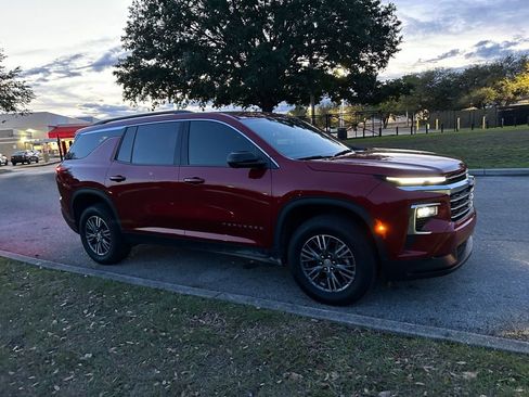 Used 2024 Chevrolet Traverse LT image 7