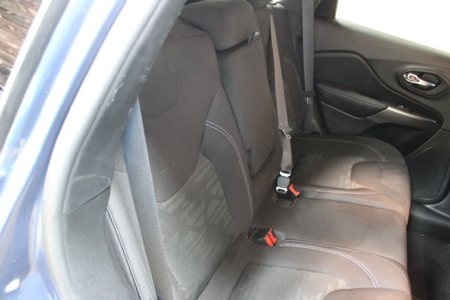 Used 2022 Jeep Cherokee Latitude w/ Comfort Safety Group AWD/4WD image 9