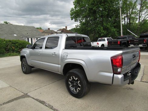 Used 2022 Toyota Tacoma SR AWD/4WD image 3