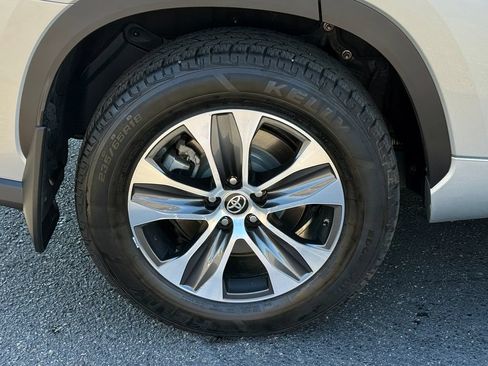 Used 2021 Toyota Highlander XLE AWD/4WD image 15
