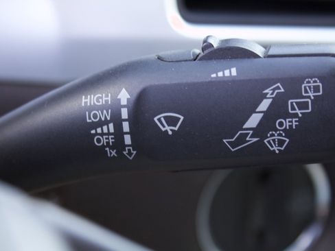 Used 2012 Volkswagen Touareg TDI image 19