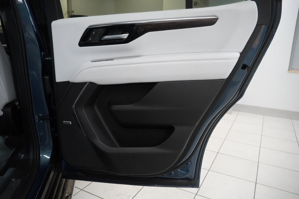 Used 2025 Chevrolet Tahoe Premier AWD/4WD image 30