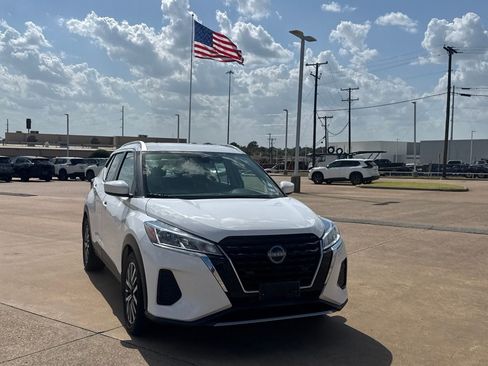 Used 2023 Nissan Kicks SV FWD image 3