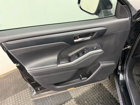 Used 2023 Toyota Highlander XLE AWD/4WD image 17