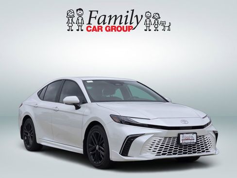 Used 2025 Toyota Camry XSE FWD image 2