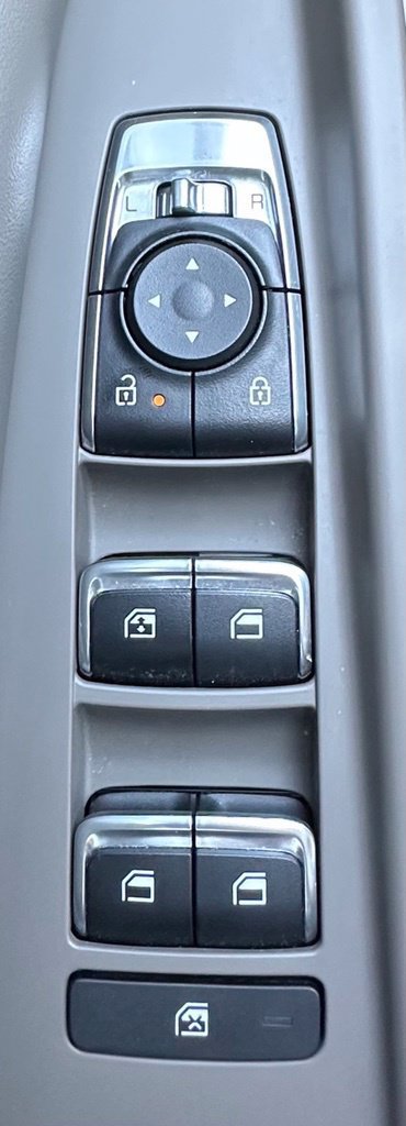 Used 2025 Kia Carnival FWD image 18