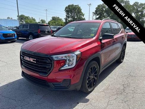 Used 2024 GMC Terrain SLE w/ Driver Convenience Package FWD image 4