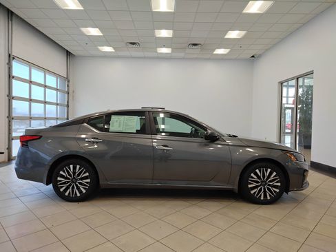Used 2024 Nissan Altima 2.5 SV image 2