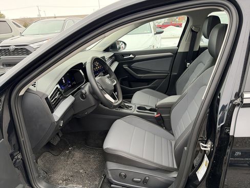 Certified 2025 Volkswagen Jetta SE image 10