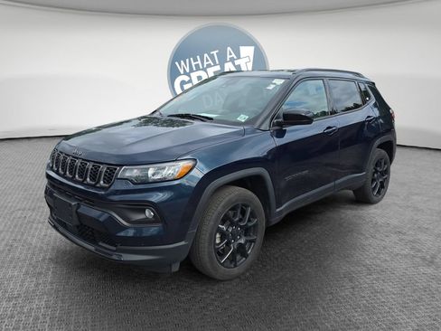 Used 2024 Jeep Compass Latitude w/ Altitude Special Edition AWD/4WD image 8