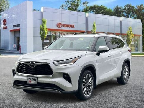 Used 2023 Toyota Highlander Platinum AWD/4WD image 4