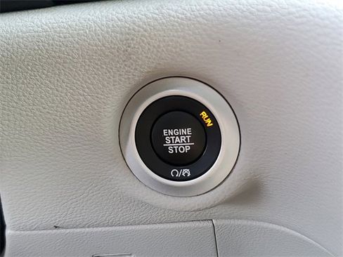 Used 2024 Chrysler Pacifica Select image 22