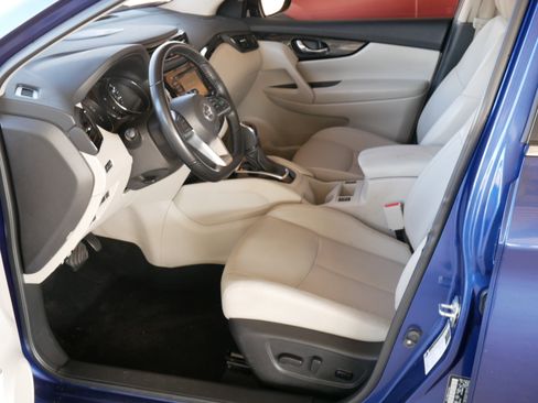 Used 2022 Nissan Rogue Sport SL w/ Premium Package image 4