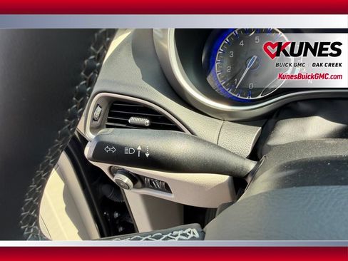 Used 2023 Chrysler Pacifica Touring-L FWD image 23