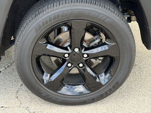 Certified 2024 Jeep Grand Cherokee Altitude image 11