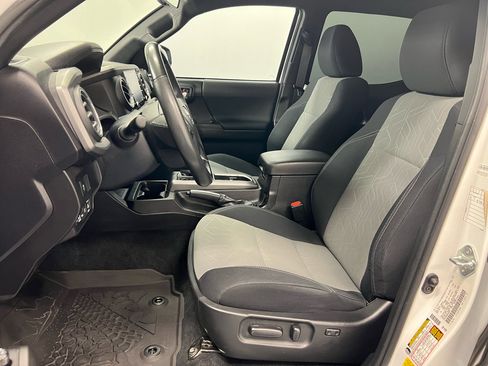 Used 2022 Toyota Tacoma TRD Off-Road w/ Technology Package image 4