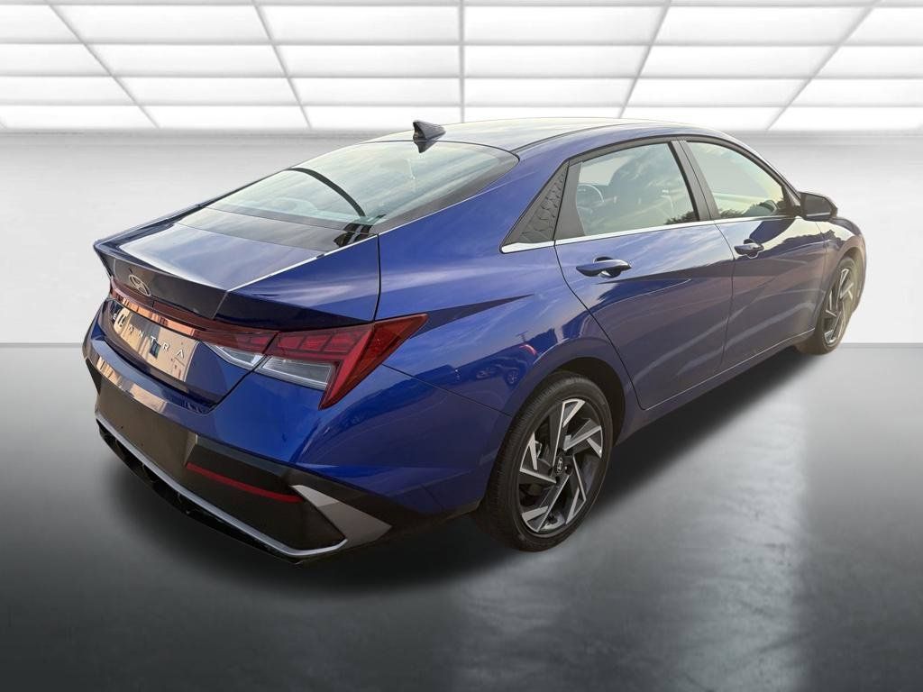 Used 2025 Hyundai Elantra SEL FWD image 2