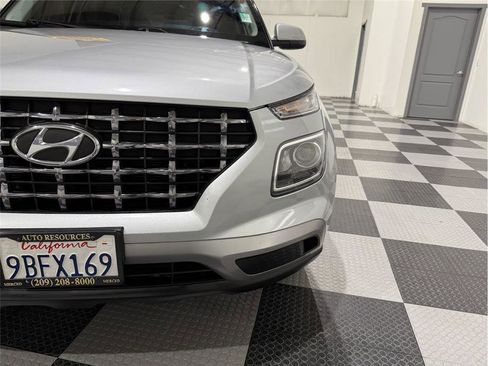 Used 2022 Hyundai Venue SEL image 9