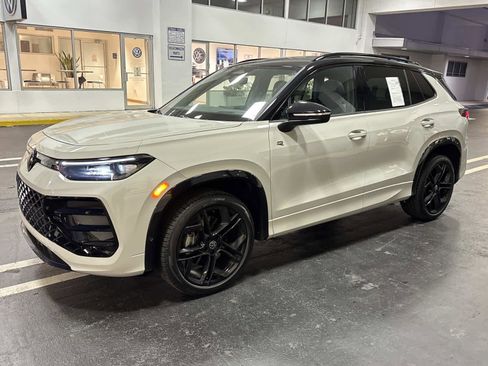 Certified 2025 Volkswagen Tiguan SE R-Line image 7