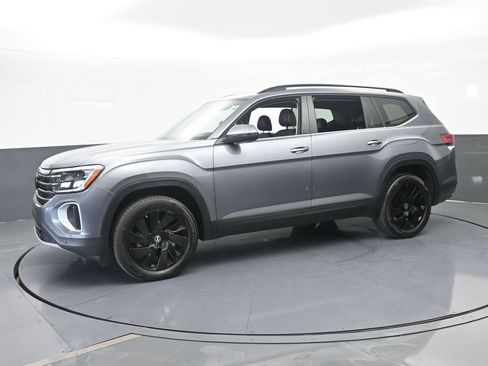 Used 2024 Volkswagen Atlas SE w/ Panoramic Sunroof Package FWD image 2
