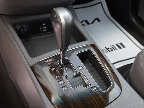 Used 2011 Hyundai Santa Fe SE image 10