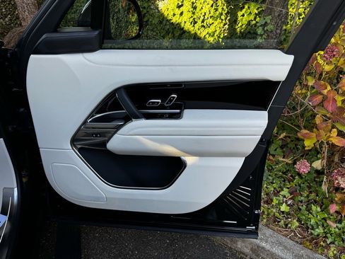 Used 2025 Land Rover Range Rover SE image 23