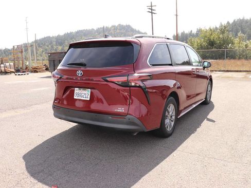 Used 2022 Toyota Sienna XLE w/ XLE Plus Package AWD/4WD image 5