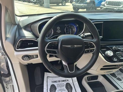 Used 2023 Chrysler Pacifica Touring-L FWD image 17