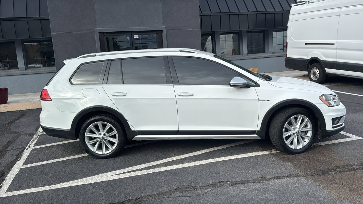 Used 2017 Volkswagen Golf Alltrack SE AWD/4WD image 2
