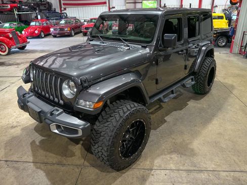 Used 2019 Jeep Wrangler Unlimited Sahara w/ Uconnect 4C Nav & Sound Group AWD/4WD image 33