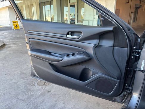 Used 2025 Nissan Altima 2.5 SV FWD image 15