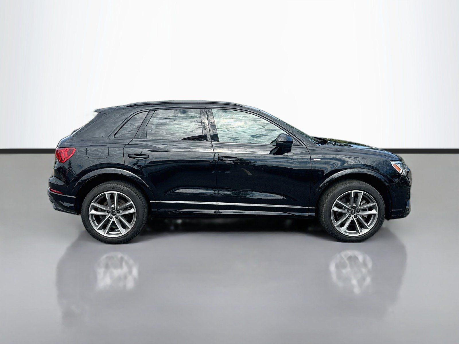 Used 2023 Audi Q3 2.0T Premium w/ Black Optic Sport Package AWD/4WD image 8