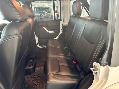 Used 2015 Jeep Wrangler Unlimited Sahara w/ Connectivity Group AWD/4WD image 11