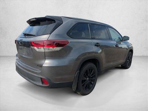 Used 2019 Toyota Highlander SE w/ Nightshade Edition AWD/4WD image 5