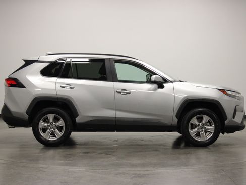 Used 2025 Toyota RAV4 XLE FWD image 9