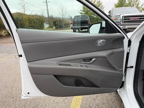 Used 2022 Hyundai Elantra SE image 11